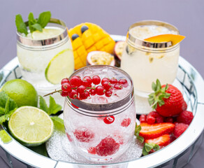 Cocktail bebidas variadas con frutas refrescos