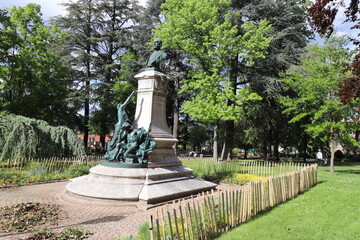 Obraz premium Statue de Sadi Carnot, homme d'état français, dans le parc Nelson mendela, ville de Saint Chamond, département de la Loire, France