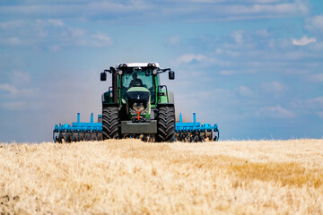 Obraz premium combine harvester working on a field