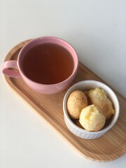 Chá com pão de queijo