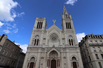 Fototapeta na wymiar L'église catholique Notre Dame, construite au 19ème siècle, vue de l'extérieur, ville de Saint Chamond, département de la Loire, France