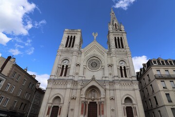 Fototapeta na wymiar L'église catholique Notre Dame, construite au 19ème siècle, vue de l'extérieur, ville de Saint Chamond, département de la Loire, France