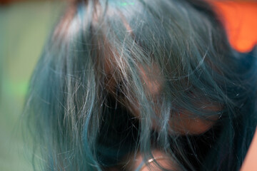 Frau mit Blauem Haar und Rotem Band
