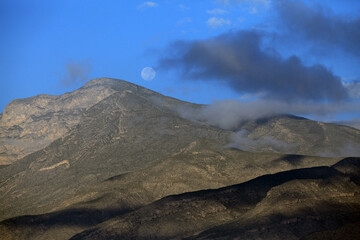 Luna y montaña