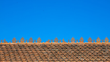 Curious finishes on the roof of the station