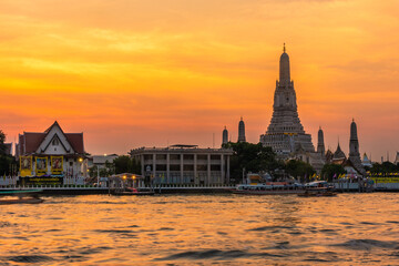 Fototapeta premium BANGKOK, THAILAND, 8 JANUARY 2020: Beautiful sunset over the Temple of Wat Arun