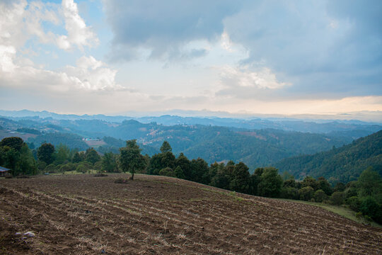 campo de siembras y vall&eacute; hermoso 