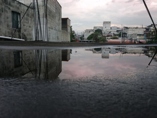 Barrio popular - Reflejo en charco de agua 