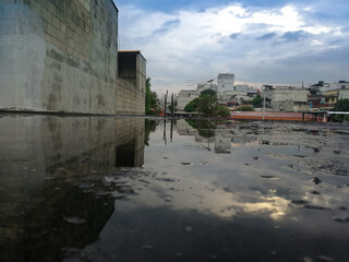 Barrio popular - Reflejo en charco de agua - Fr&iacute;o