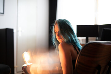 Fototapeta na wymiar Frau mit Blauem Haar 