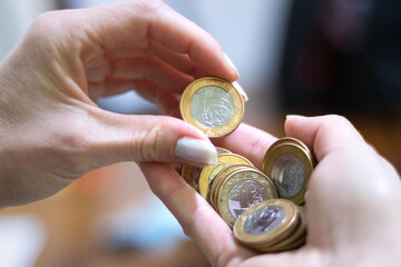 Dinheiro real brasileiro na m&atilde;o