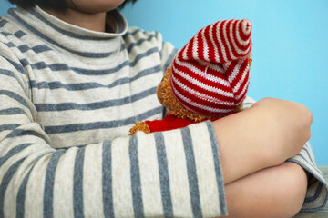 A child holding a stuffed animal. ぬいぐるみを抱く子供