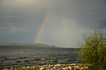 Vista de cielo tormentoso con el arco iris sobre las monta&ntilde;as cerca del Lago Nahuel Huapi en Bariloche, Argentina