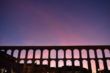 Atardecer colorido en el acueducto de Segovia
