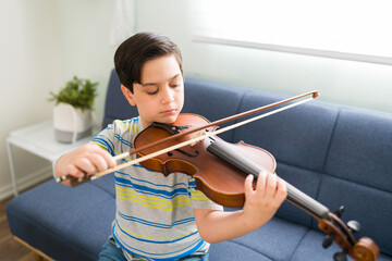 Little student practicing a song on the violin © AntonioDiaz
