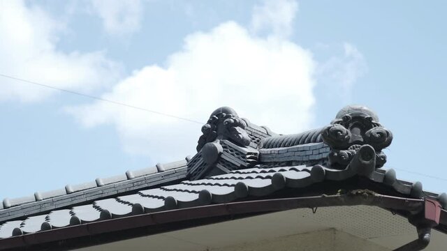 雲が流れる日本の一軒家のイメージ素材