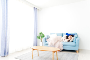 ソファーで仮眠を取る若い女性