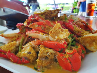 Stir-Fried big crab in  yellow Curry Powder, a popular seafood menu that is yellow and fragrant from curry powder. It is not spicy and has the benefit of herbs.

