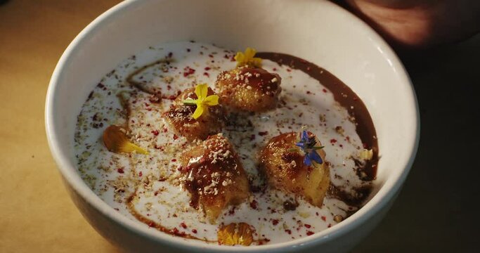 The chef presents a light and tender oatmeal dessert with coconut mousse and bananas fried in caramel