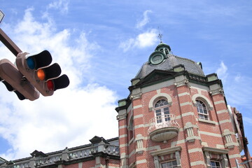 黄信号と岩手銀行赤レンガ館