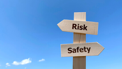 道しるべと青空_2方向_左空間_RiskとSafety文字入り