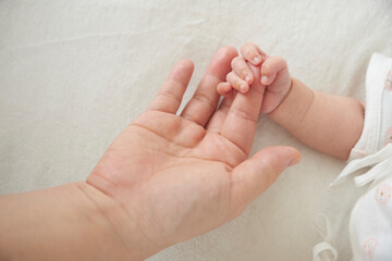 赤ちゃんの手