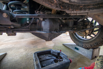 Changing heavy duty oil on a pick up truck rear axle differential