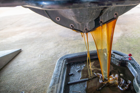 Changing Heavy Duty Oil On A Pick Up Truck Rear Axle Differential