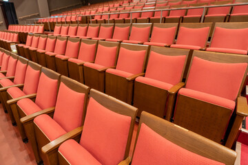 劇場・ホールのレトロな赤い座席