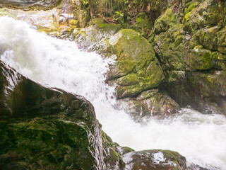 Der Rio Savegre ein Fluss durch das Savegre Tal und dem Los Quetzales Nationalpark in Costa Rica.