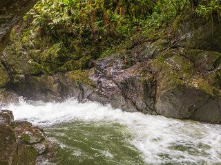 Der Rio Savegre ein Fluss durch das Savegre Tal und dem Los Quetzales Nationalpark in Costa Rica.