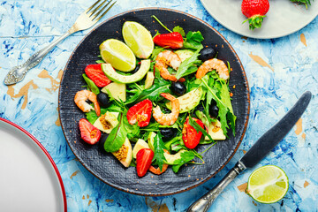 Summer salad with shrimps and strawberries