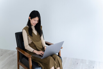 ノートパソコンを使う女性