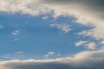 Naklejka na ściany i meble Hintergrund Textur blauer Himmel mit Wolken