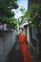 Naklejka premium 路地裏の女性