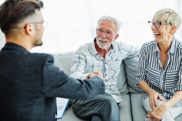 Obraz premium handshake senior couple investment business finance hand agent meeting agreement planning home