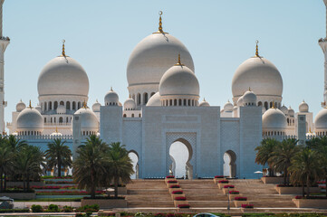 Fototapeta na wymiar Closeup view of Sheikh Zayed Grand Mosque in Abu Dhabi, UAE on a sunny day.