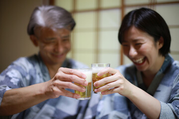 	乾杯する親子