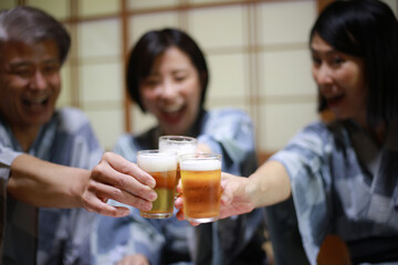	乾杯する家族