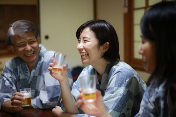 お酒を飲む家族