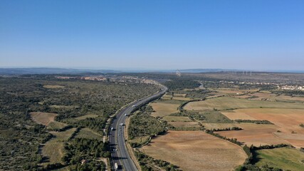 survol d'une autoroute dans le sud de la France