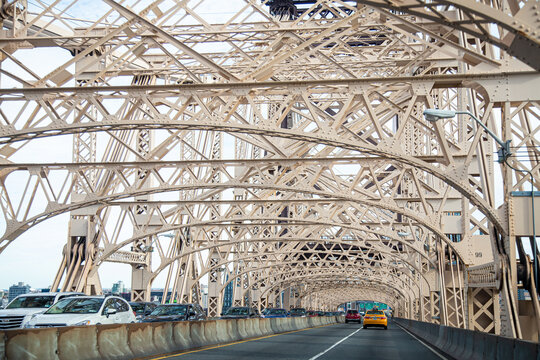 Traversing the Queensboro Bridge in New York, America 