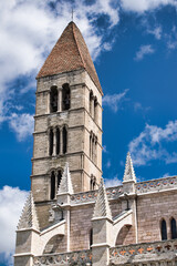 Detalle torre campanario de tres niveles iglesia gótica isabelina de Santa Maria la antigua en...