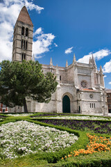 Iglesia de Santa María la antigua de estilo gótico isabelino y renacentista en Valladolid, España