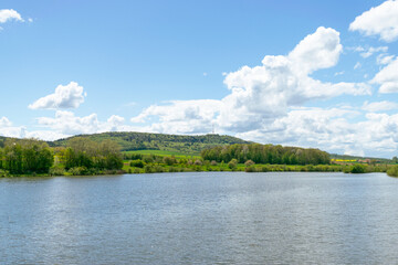 Fränkische Landschaft mit dem Lentersheimer See und dem Hesselberg in Bayern Deutschland.