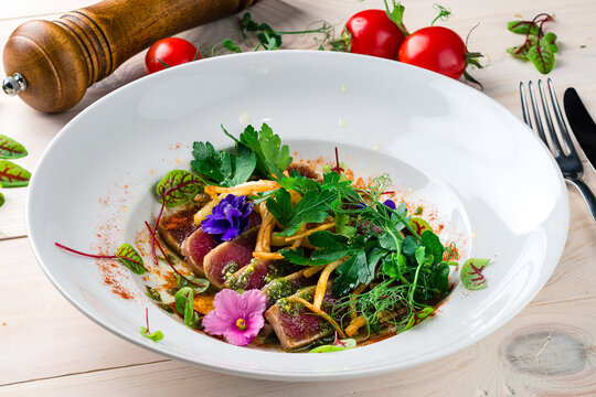 Lightly Seared Tuna Steak With Sesame And Fresh Salad