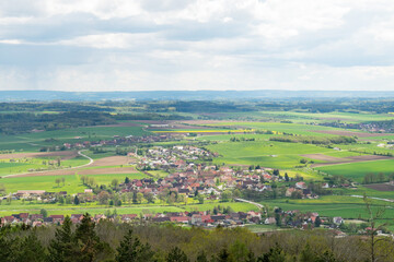 Blick vom Hesselberg auf Gerolfingen und Aufkirchen in Mittelfranken (Bayern Deutschland)