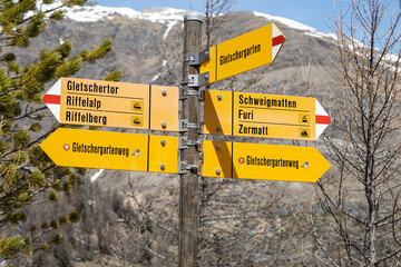 Wanderwegweiser bei Furi, ob Zermatt, Kanton Wallis, Schweiz