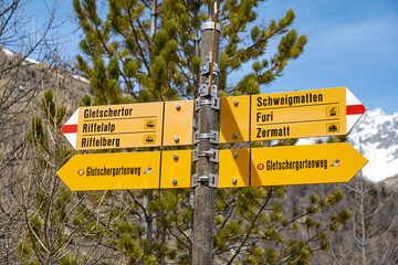 Wanderwegweiser bei Furi, ob Zermatt, Kanton Wallis, Schweiz
