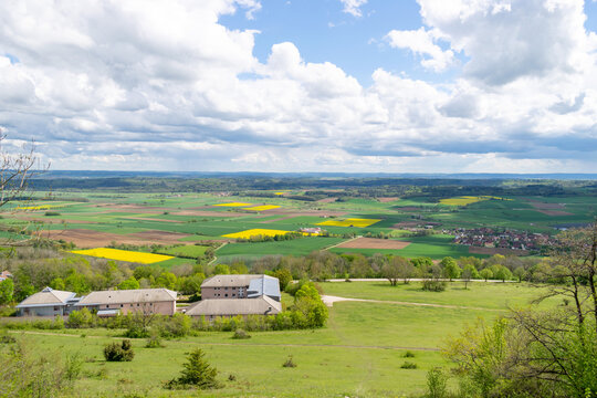 Blick vom Hesselberg &uuml;ber die mittelfr&auml;nkische Landschaft mit dem evangelischen Bildungswerk, Gerolfingen und Aufkirchen (Bayern Deutschland)